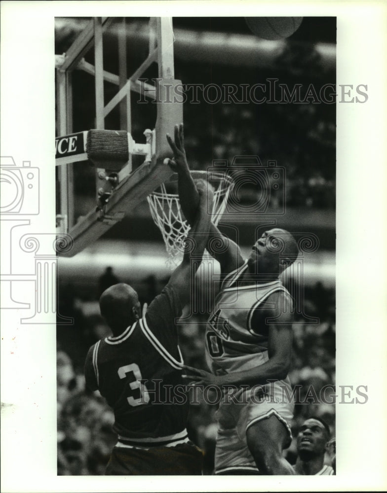 1992 University of Texas&#39; Dexter Cambridge blocks Craig Upchurch - Historic Images