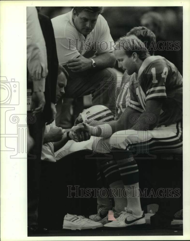 1988 Press Photo Cody Carlson has his broken thumb taped during football game - Historic Images