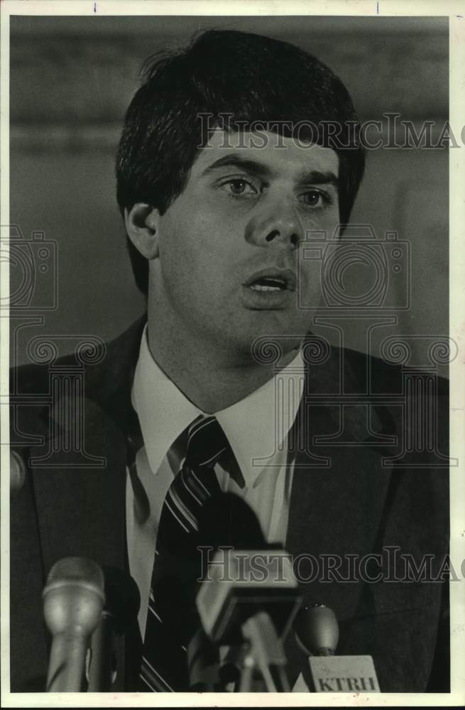 1983 Press Photo New Rice football coach Watson Brown at a press conference - Historic Images