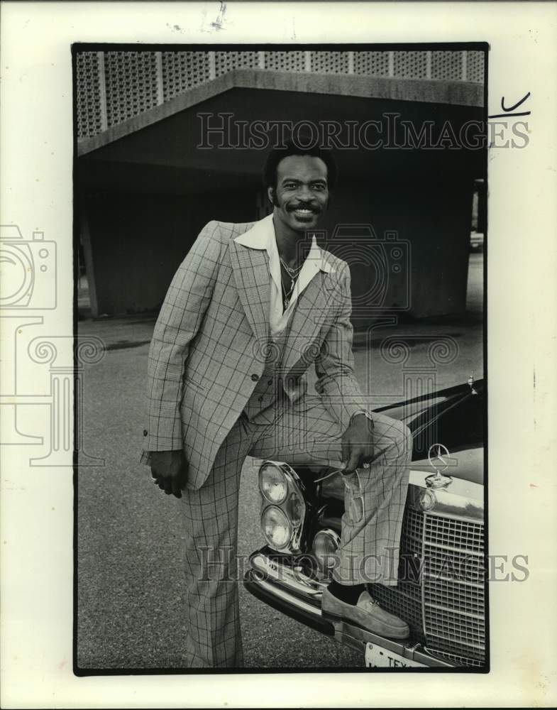 1973 Press Photo Oilers&#39; wide receiver Ken Burrough wears Geoffrey Beene&#39;s suit- Historic Images