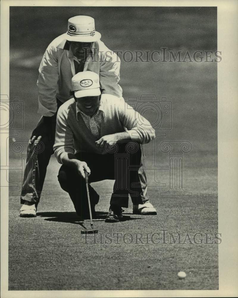 1973 Press Photo Golfer Jim Colbert checks his putting line - hcs03302 - Historic Images