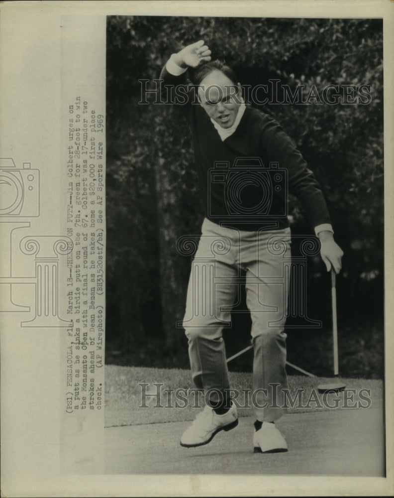 1969 Press Photo Pro Golfer Jim Colbert waves putt on in Monsanto Open at 7th - Historic Images