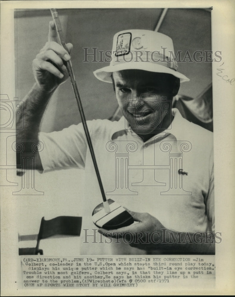 1971 Press Photo Pro Golfer Jim Colbert displays new &#39;eye-correcting&#39; putter- Historic Images