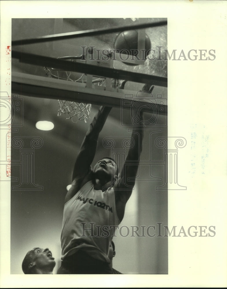 1968 Press Photo Basketball player Ronnie Coleman scores at Olympic Festival - Historic Images