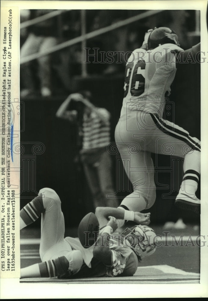 1988 Press Photo Houston Oilers&#39; quarterback Cody Carlson taken down by Eagle- Historic Images