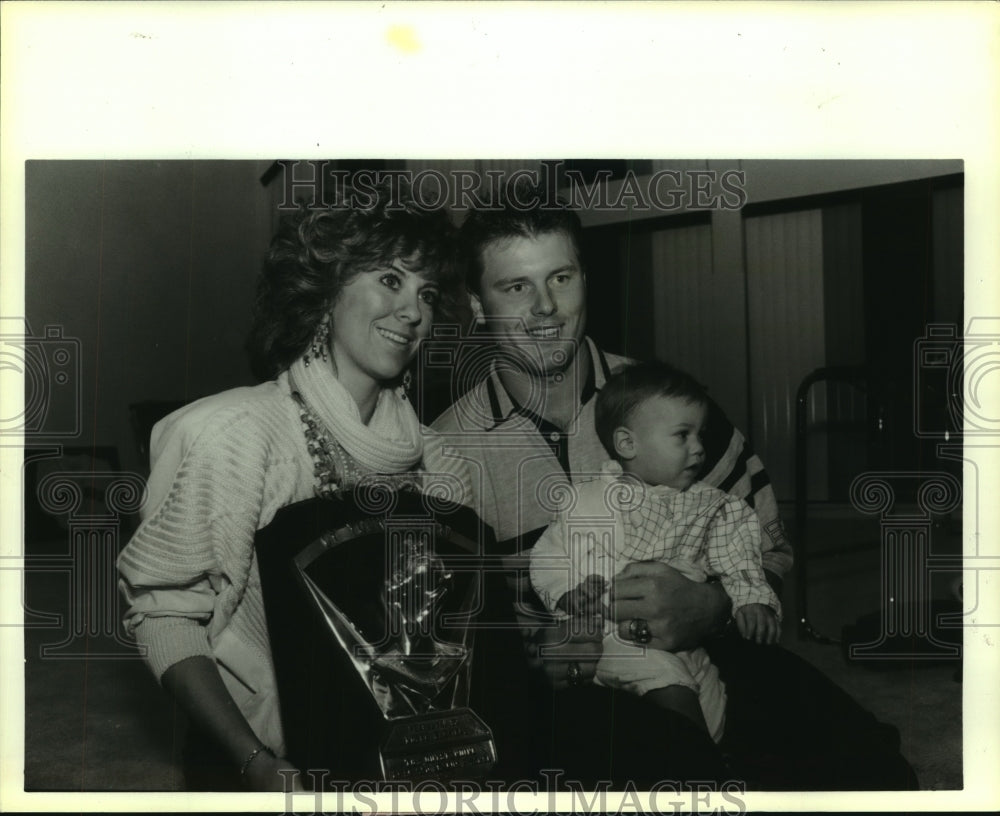 1988 Press Photo Roger Clemens, wife and son pose with 2nd Cy Young award - Historic Images