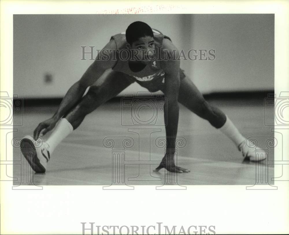 1987 Press Photo Lester Conner stretches out at Rockets workout session - Historic Images