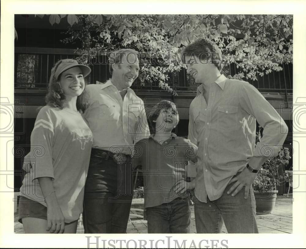 Press Photo Buddy Dial poses with his children Sherri, David and Kevin - Historic Images