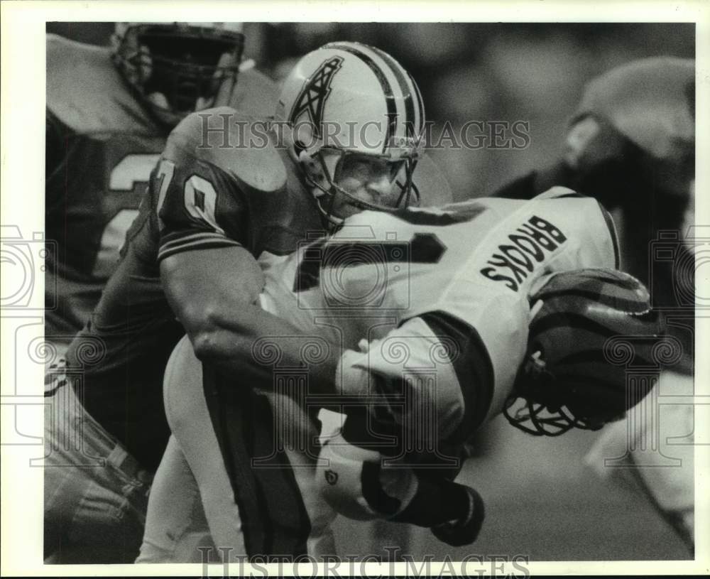 1990 Press Photo Ray Childress wraps up James Brooks during football game- Historic Images