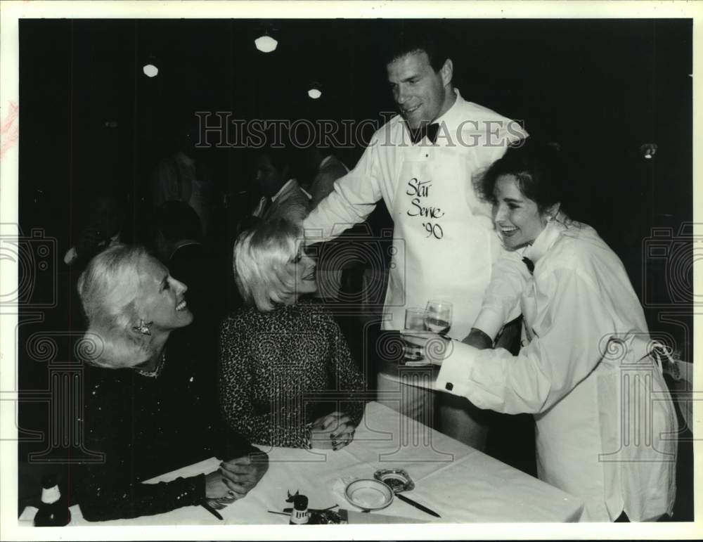 1990 Press Photo Ray Childress as waiter for chairwomen at Baylor Clinic benefit- Historic Images