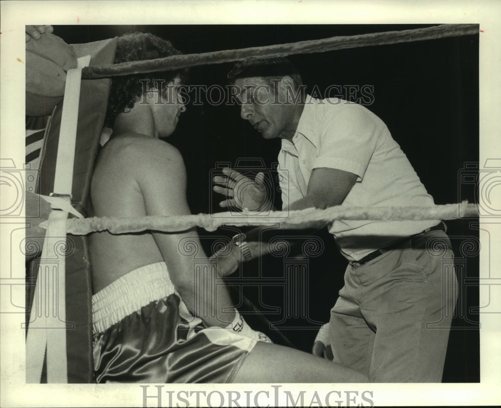 1981 Press Photo Boxer James &quot;Bubba&quot; Busceme talks with dad before fight. - Historic Images