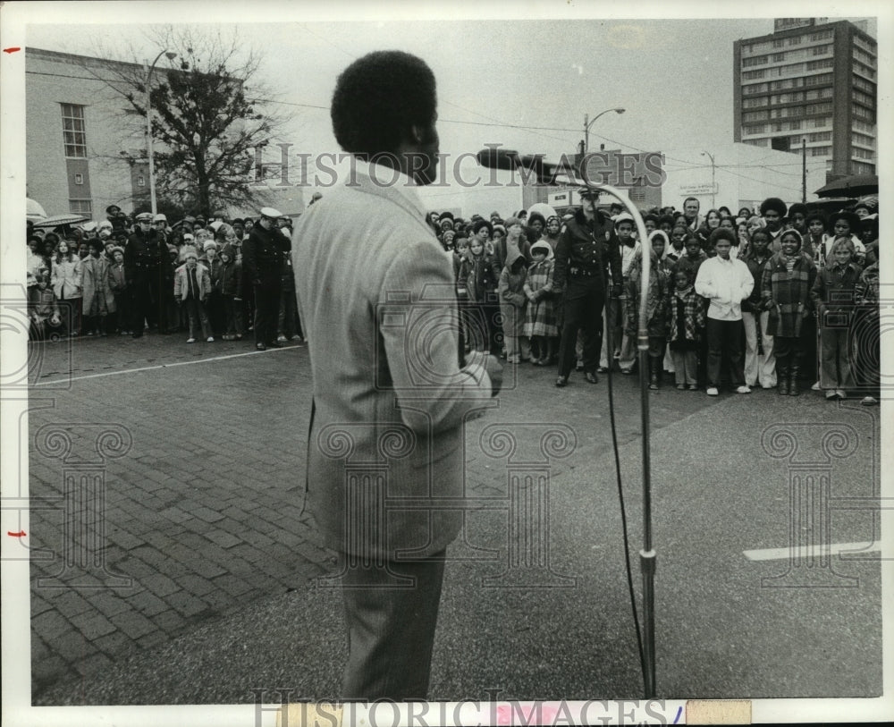 1978 Press Photo Southern Methodist University&#39;s Earl Campbell speaks to crowd. - Historic Images