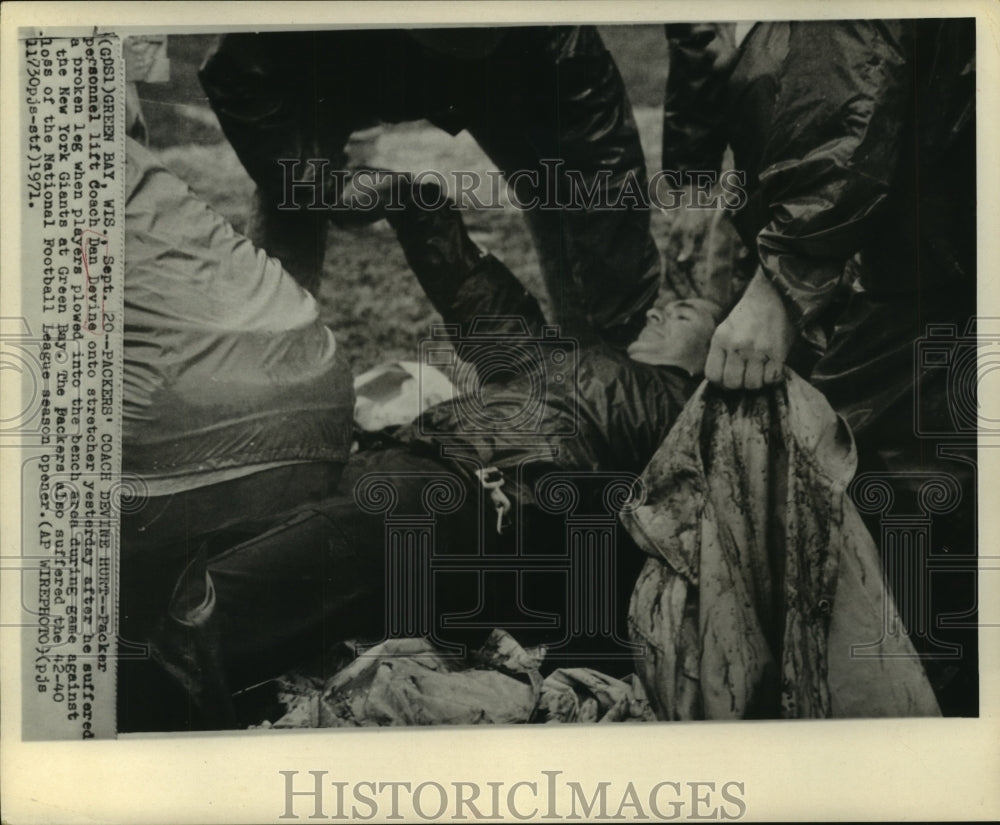 1971 Press Photo Green Bay Packers head coach Dan Devine injured on sidelines- Historic Images