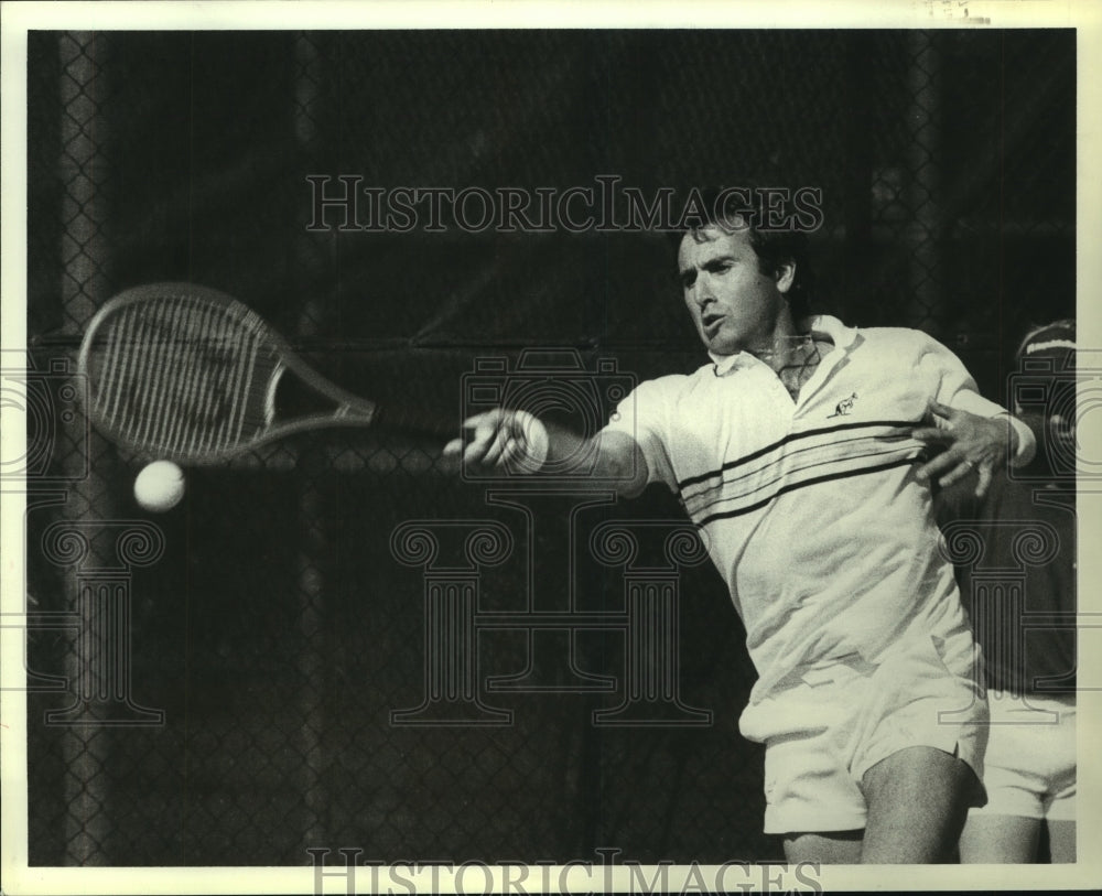 1984 Press Photo Professional tennis player Eddie Dibbs hits a forehand. - Historic Images