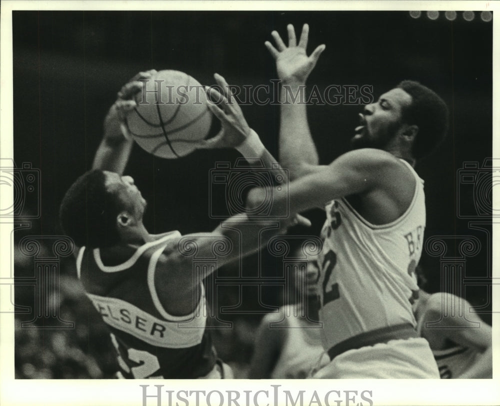 1982 Press Photo Houston Rockets Joe Bryant and Gregory Kelsey fight for rebound- Historic Images