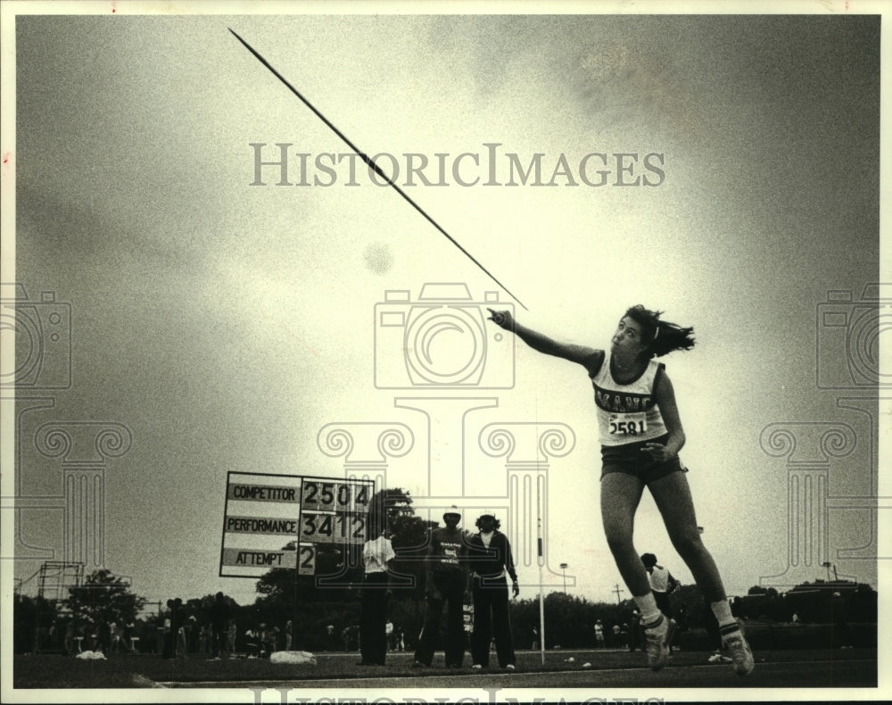 1981 Press Photo Mid-America Nazarene College's Tammi Bonnell launches javelin - Historic Images