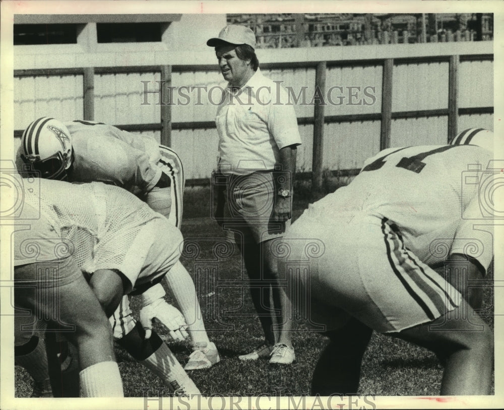 1981 Press Photo Houston Oilers&#39; head coach Ed Biles is all business at practice- Historic Images