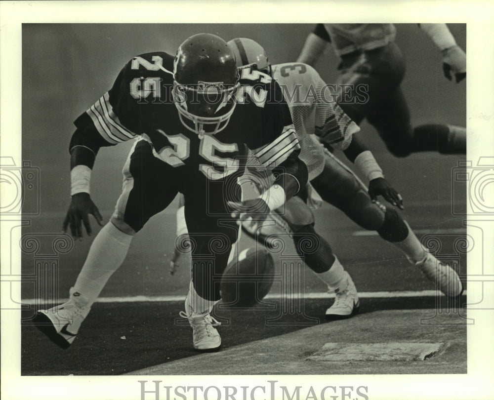 1984 Press Photo Texas State University&#39;s Lloyd Cooper fumbles in end zone - Historic Images