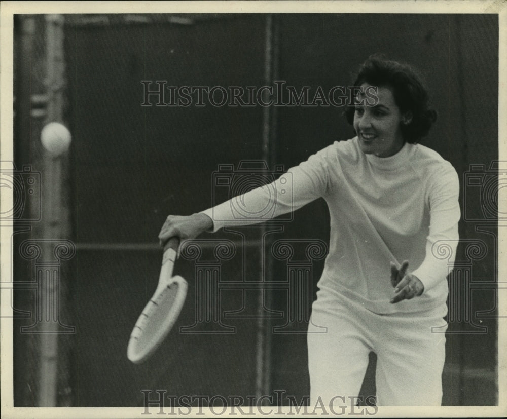 1970 Press Photo Mrs. Tom Creekmore playing tennis. - hcs03750- Historic Images