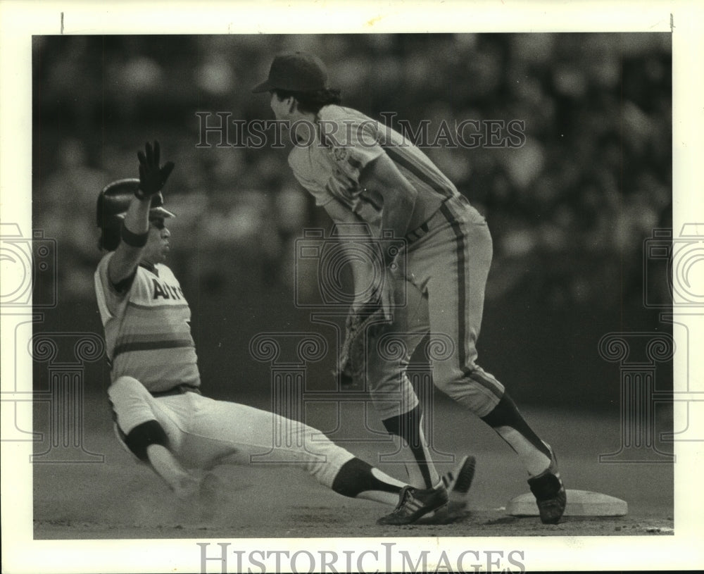 1986 Press Photo Houston Astros' Jose Cruz slides safely into first against Mets- Historic Images