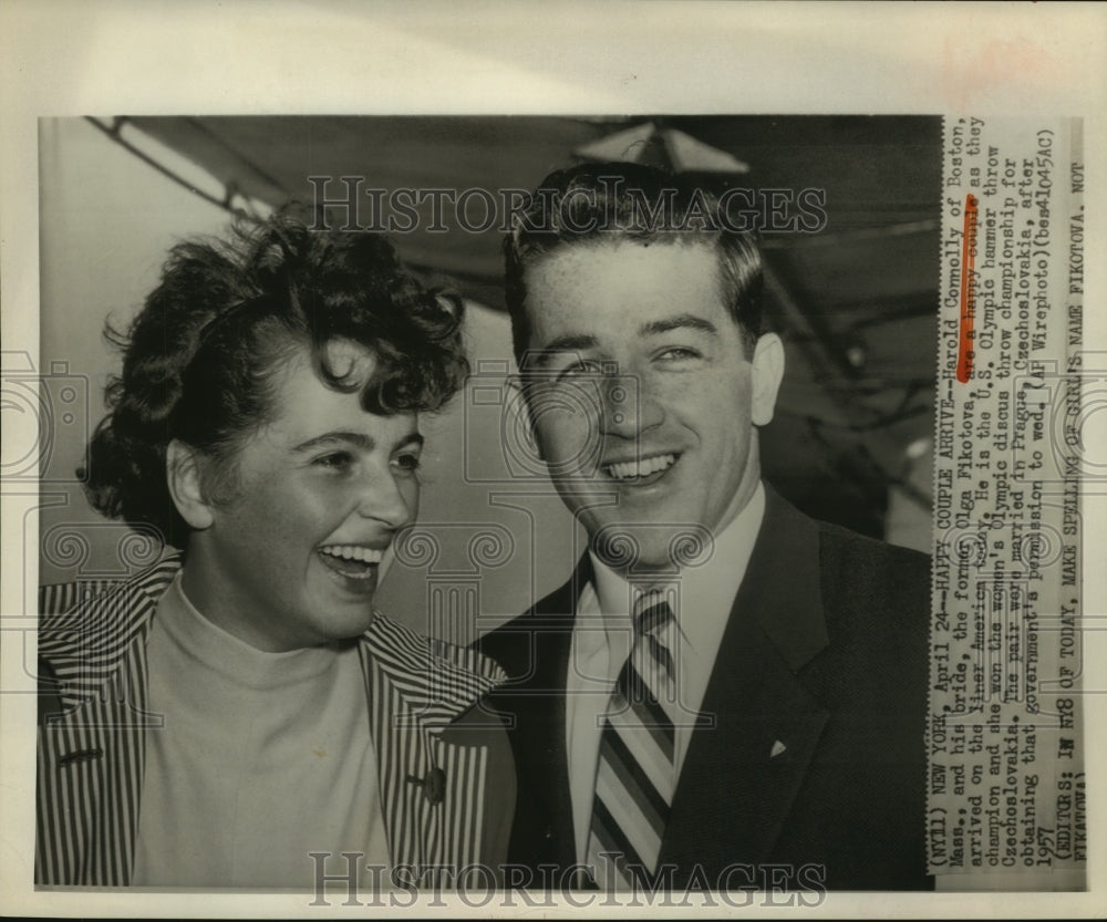 1957 Press Photo Newlywed Olympic champs, Connolly and Fikotova arrive in US. - Historic Images