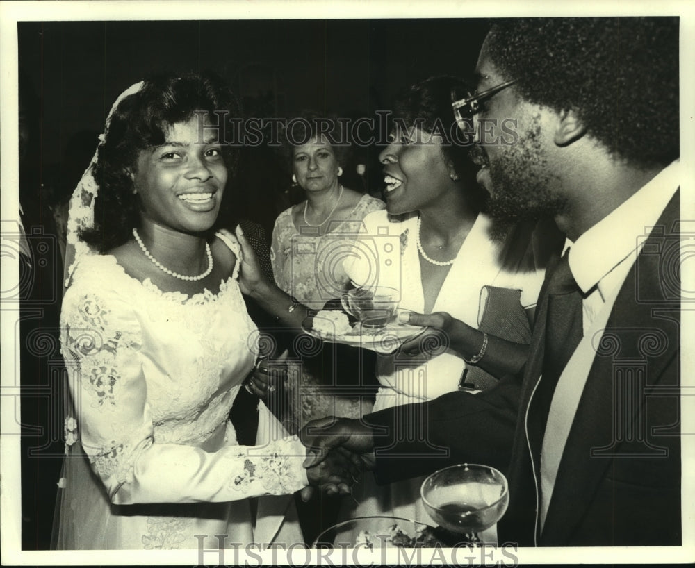 1988 Press Photo The new Mrs. Earl Campbell is congratulated after her wedding.- Historic Images