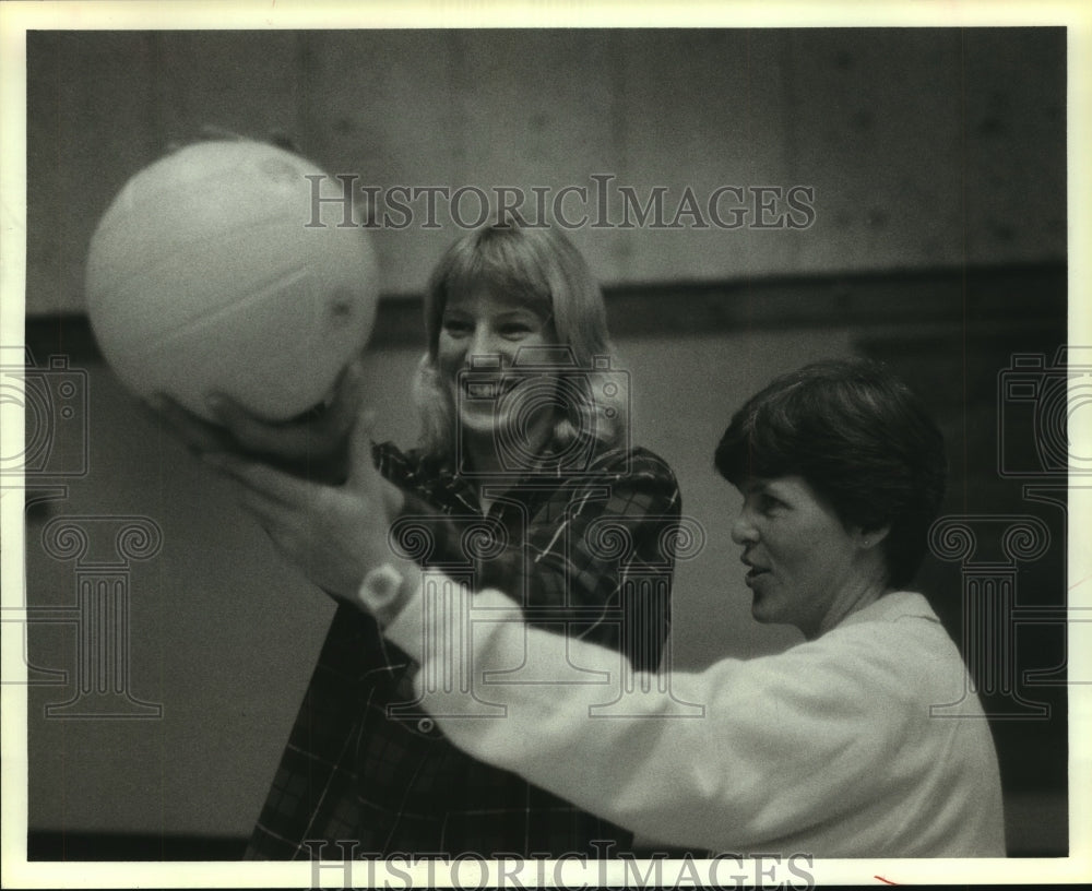 1986 Press Photo Jill Blumenstein gets some tips from Coach Angie Chivers. - Historic Images