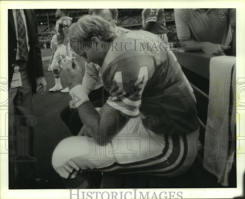 1988 Press Photo Dejectde Oilers quarterback Cody Carlson fractures throwing arm- Historic Images