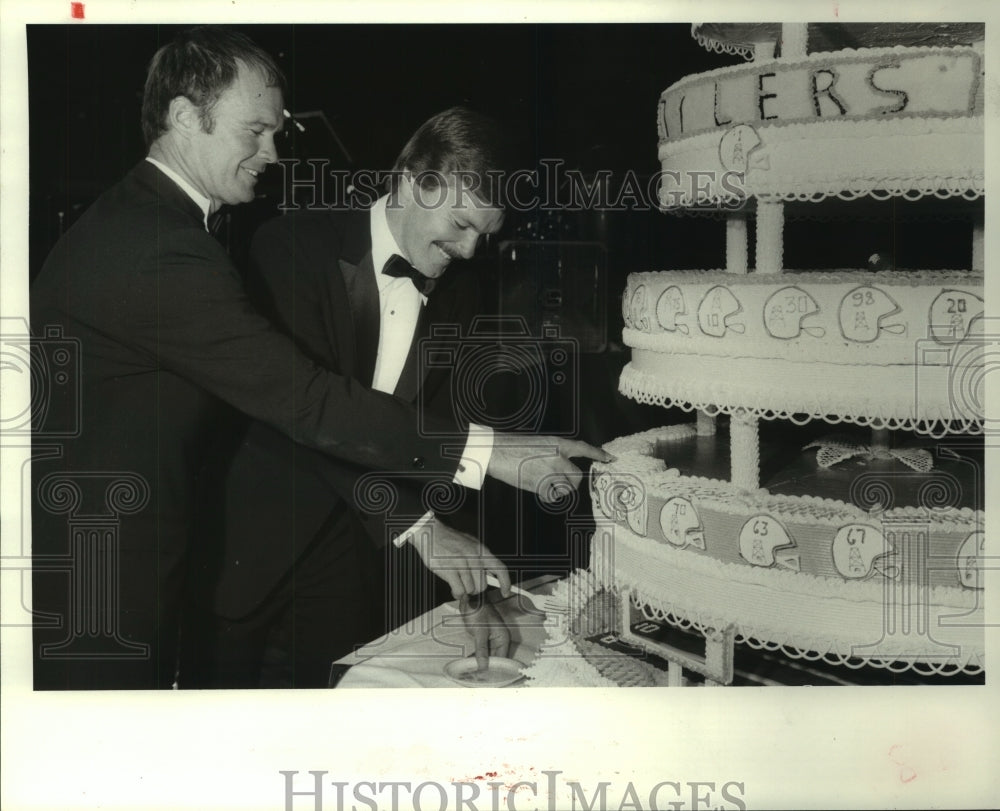 1984 Press Photo Oilers' head coach Hugh Campbell and Tim Smith cut cake. - Historic Images