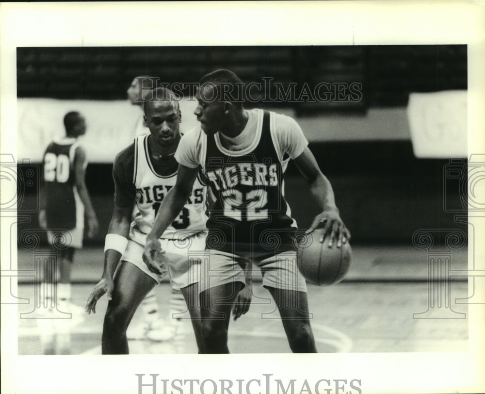 1989 Press Photo TIgers basketball players at practice. - hcs03882 - Historic Images