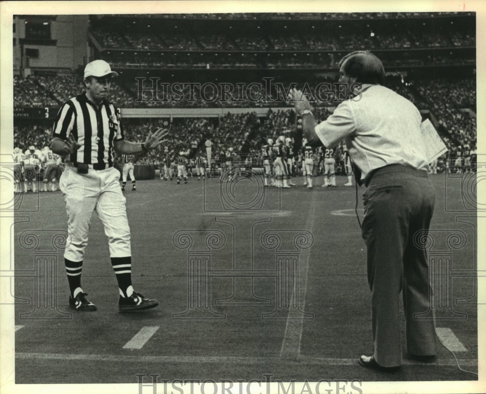 1981 Press Photo Referee cautions Houston Oilers Ed Biles on sideline- Historic Images