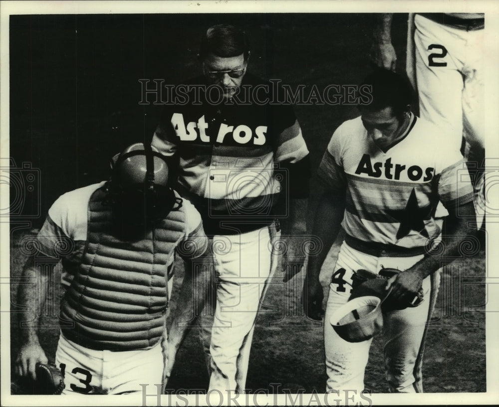 1977 Press Photo Houston Astros' pitcher Joaquin Andujar leaves field with team - Historic Images