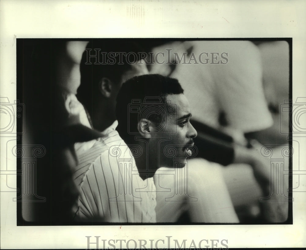 1989 Press Photo Houston Astros&#39; Eric Anthony watches from the dugout - Historic Images