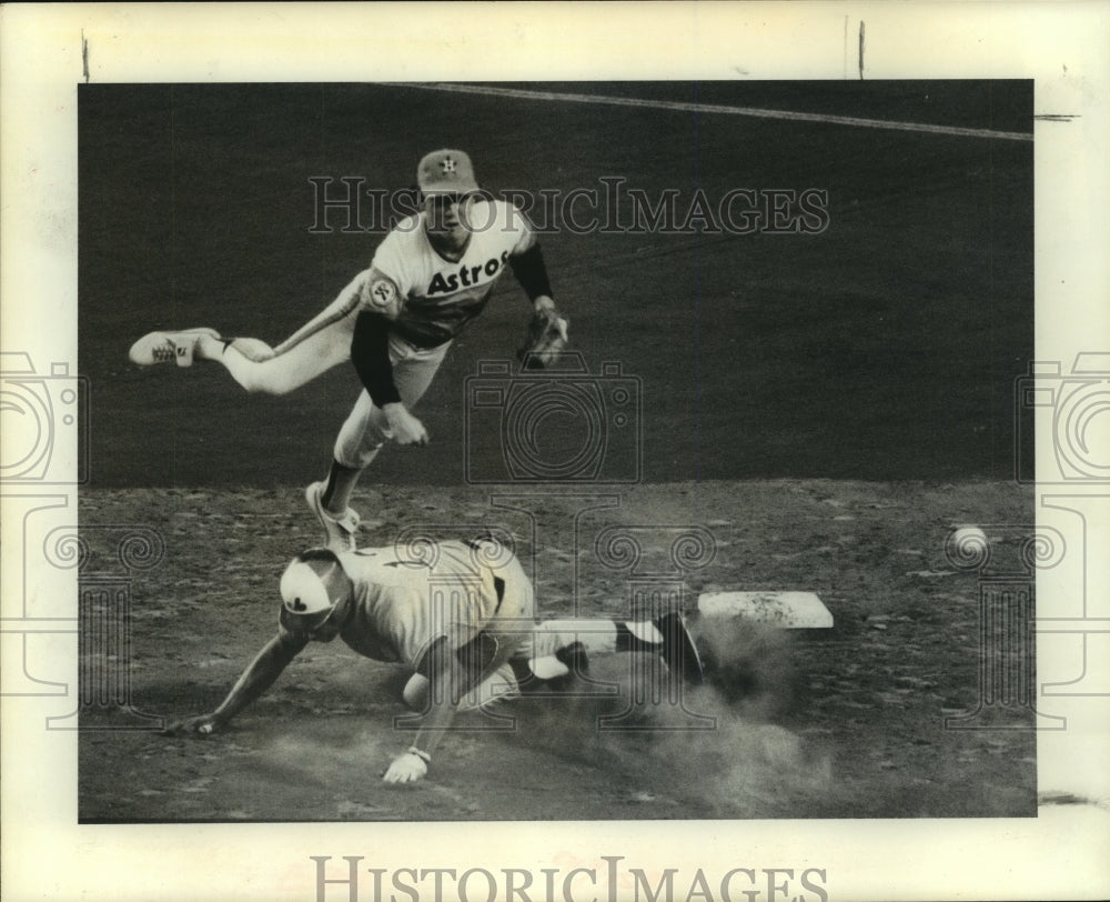 1976 Press Photo Houston Astros&#39; Rob Andrews tries to double up Montreal Expos.- Historic Images