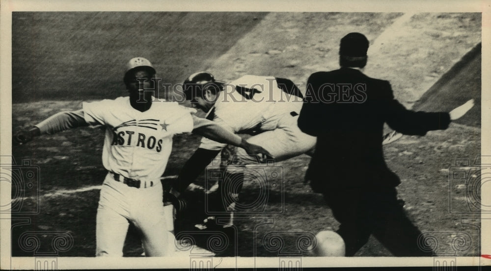 1971 Press Photo Houston Astros&#39; Cesar Cedeno appears to beat the tag at home.- Historic Images