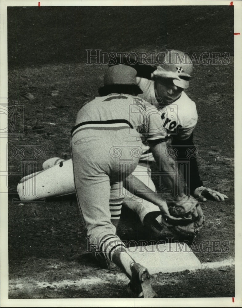 1977 Press Photo Houston Astros' Jose Cruz gets picked off at first base.- Historic Images