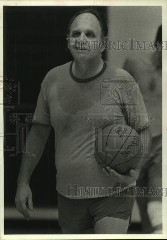 1984 Press Photo Dr. Thomas DeGregori plays basketball at University of Houston- Historic Images