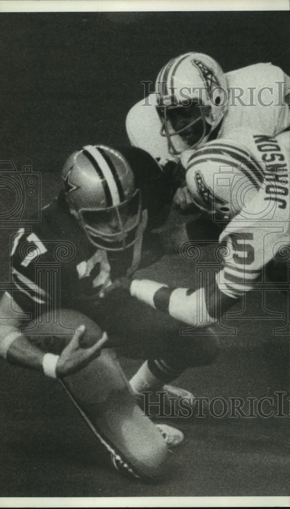 1977 Press Photo Dallas Cowboys ball carrier tackled by Houston Oilers- Historic Images