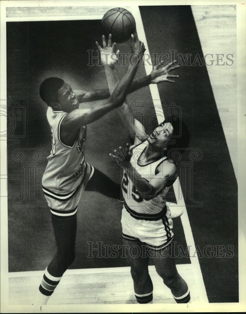 1979 Press Photo Rice University&#39;s Elbert Darden fights for a rebound - Historic Images