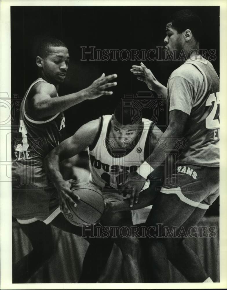 1989 Press Photo Houston&#39;s Derrick Daniels sandwiched by Eric Leslie, John Evans - Historic Images