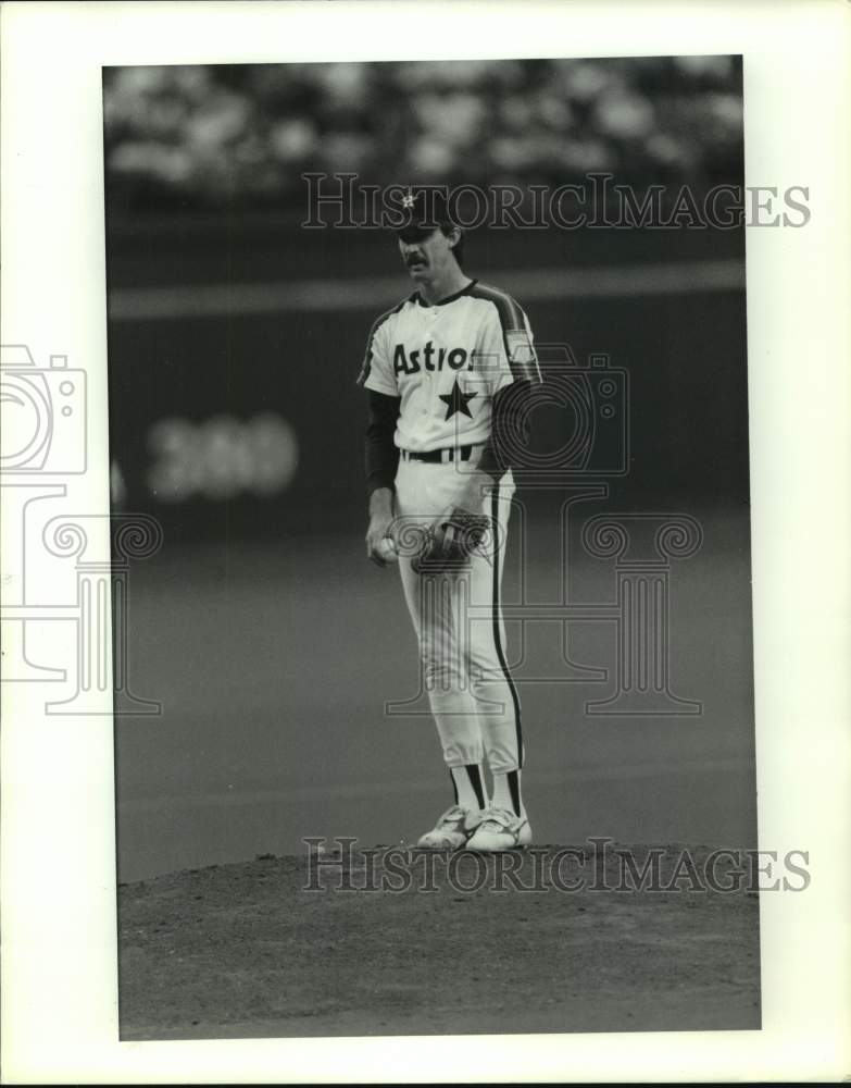 1990 Press Photo Astros&#39; pitcher Danny Darwin stands on mound during game - Historic Images