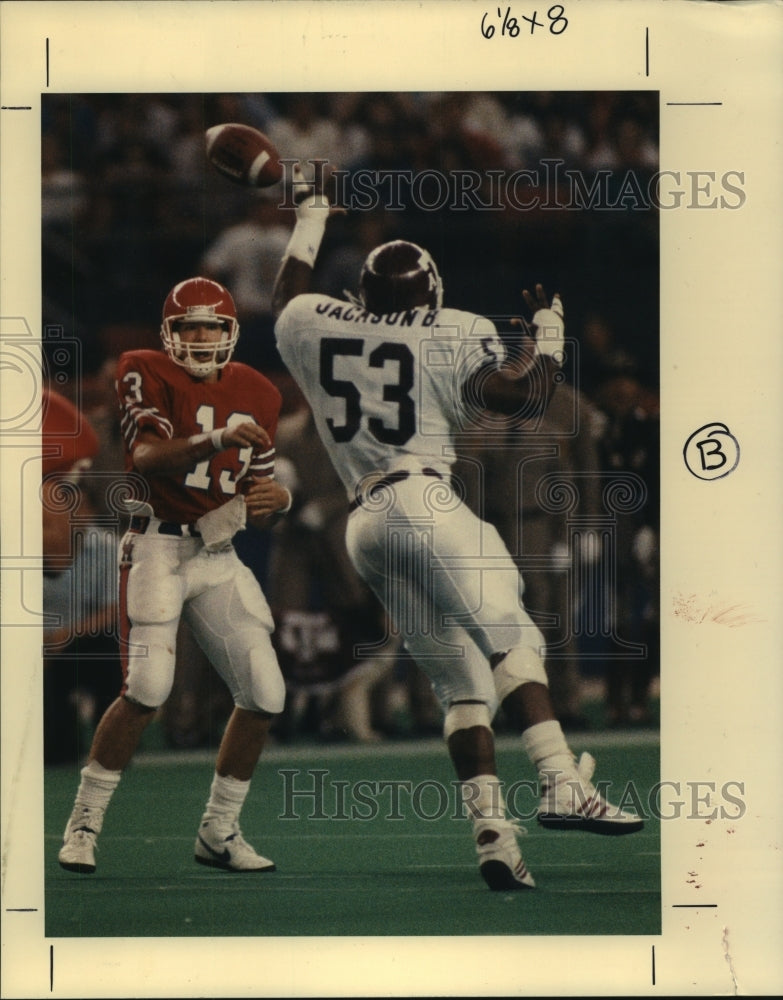 1988 Press Photo Texas A&M defender blocks Houston quarterback's pass.- Historic Images