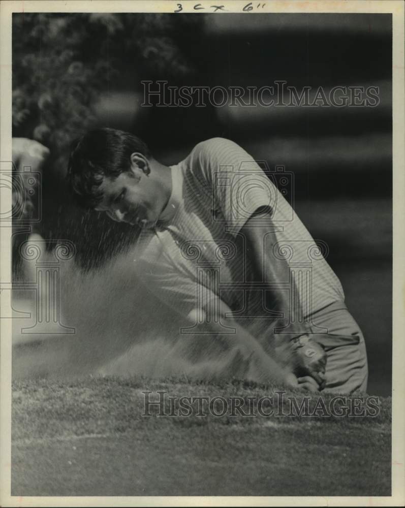 1970 Press Photo Golfer Tommy Culp hits out of sand trap during match - Historic Images