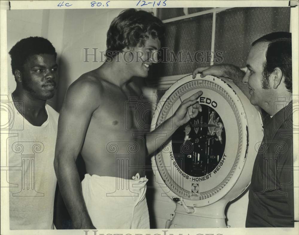 1974 Press Photo Rice University co-captain Jim Culpepper on the scales - Historic Images