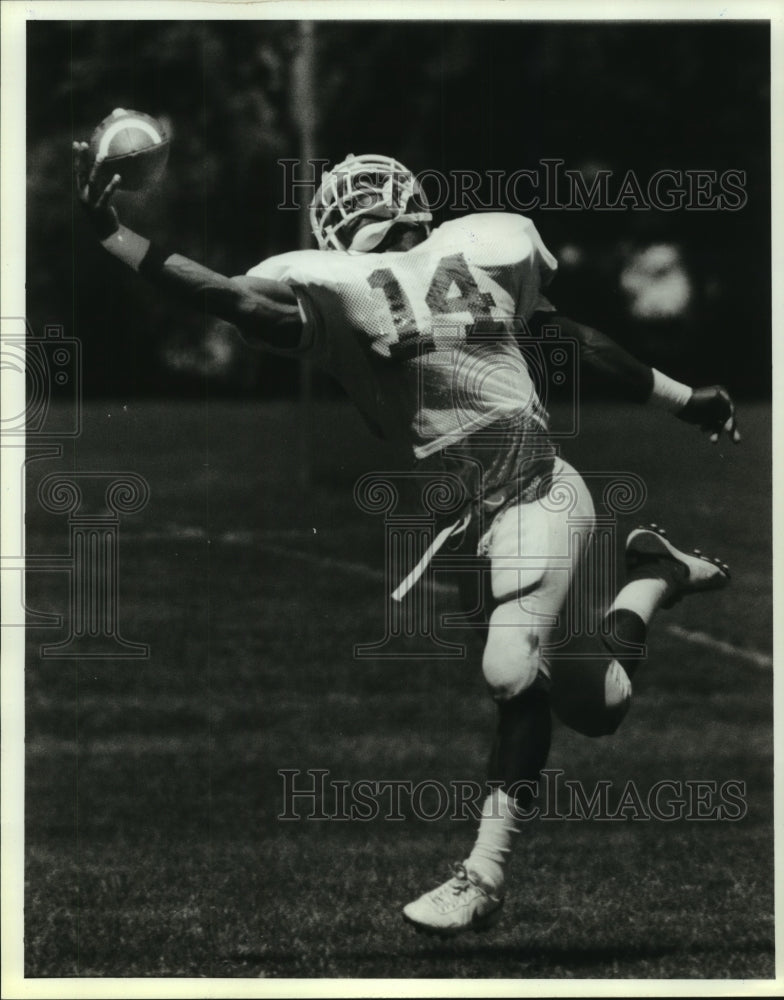 1990 Press Photo University of Houston&#39;s cornerback Tyrone Davis intercepts pass- Historic Images