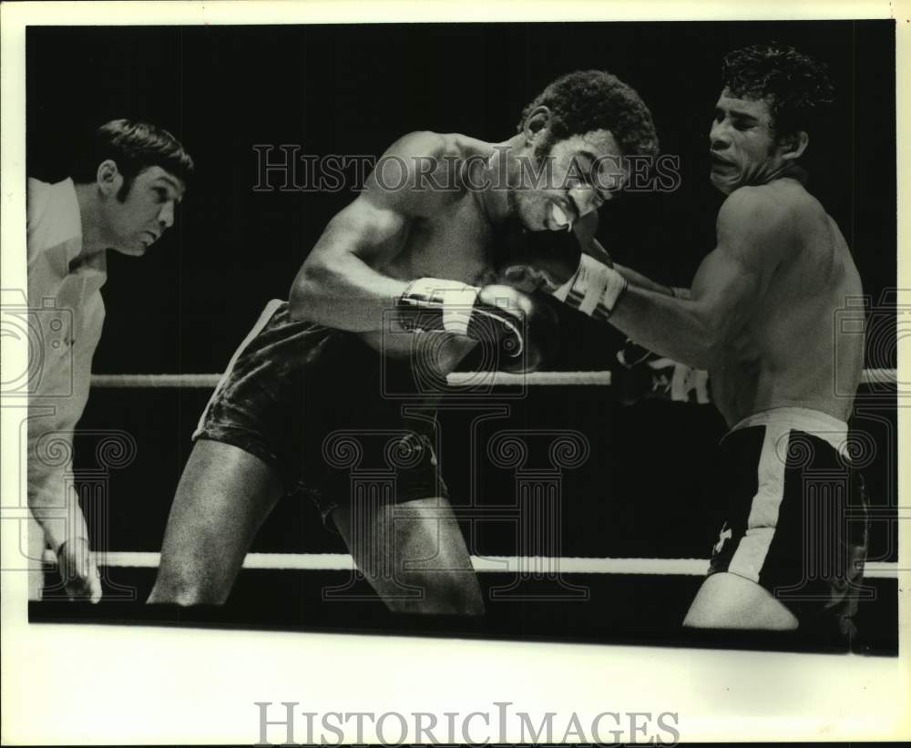 1978 Press Photo Jose Perez Figueroa throws a jab to Melvin Dennis during bout - Historic Images