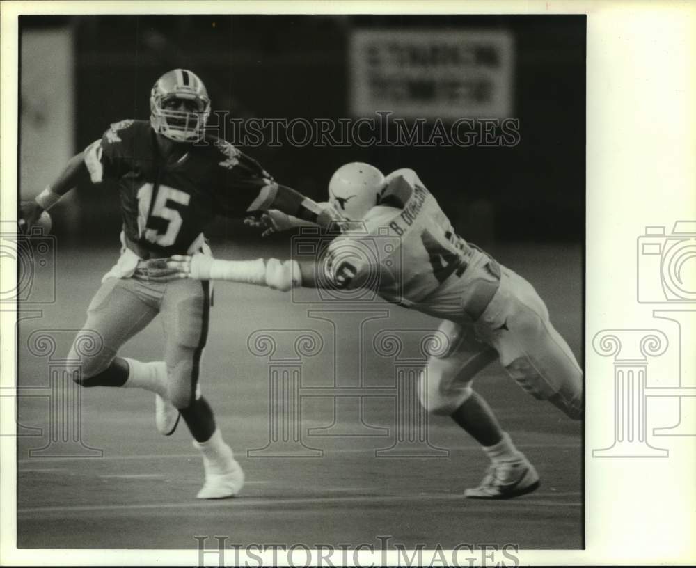 1987 Press Photo Texas' Bobby Duncum pressures Pitt's Darnell Dickerson- Historic Images