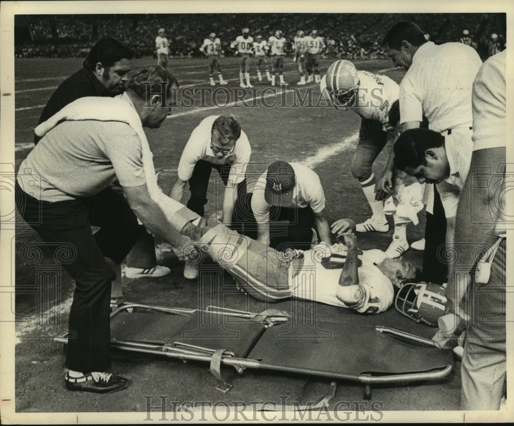 1972 Press Photo Houston Oilers&#39; quarterback Lynn Dickey placed on stretcher.- Historic Images