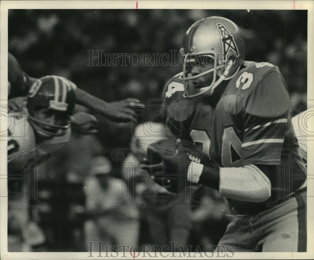 1970 Press Photo Houston Oilers&#39; Joe Dawkins carries the ball against Broncos. - Historic Images