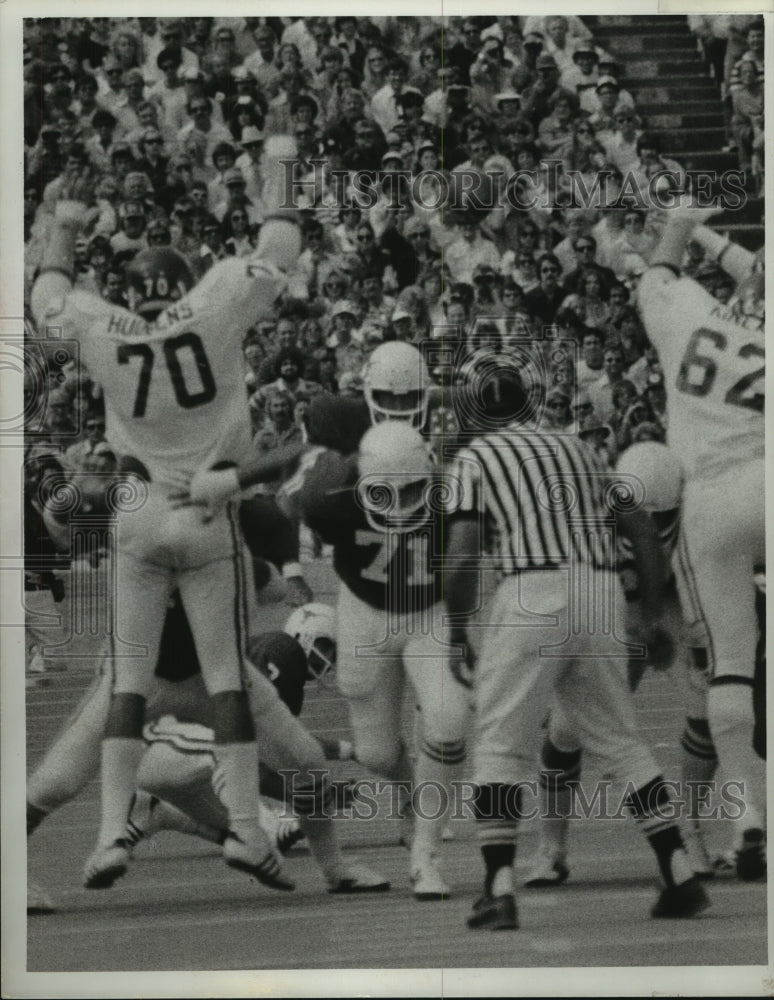 1977 Press Photo University of Texas kicker Russell Erxleban attempts 63-yarder. - Historic Images